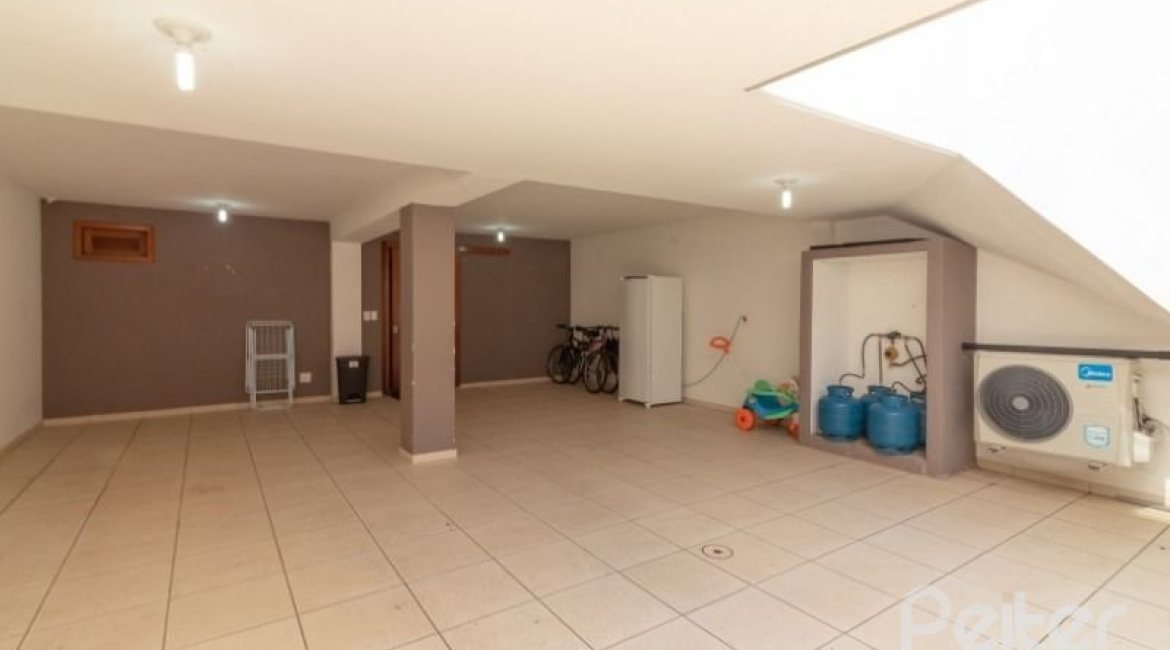 Casa em Condomínio à venda com 307m², 3 dormitórios, 1 suíte, 4 vagas, no bairro Cristal em Porto Alegre