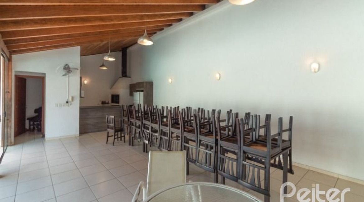 Casa em Condomínio à venda com 307m², 3 dormitórios, 1 suíte, 4 vagas, no bairro Cristal em Porto Alegre