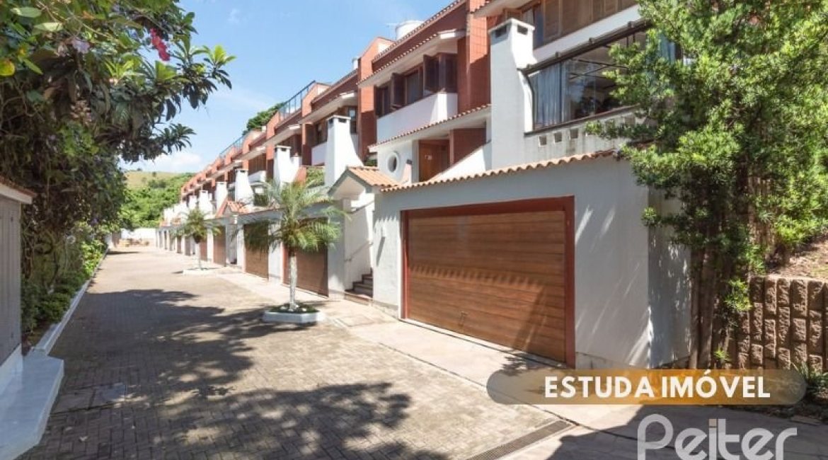 Casa em Condomínio à venda com 307m², 3 dormitórios, 1 suíte, 4 vagas, no bairro Cristal em Porto Alegre