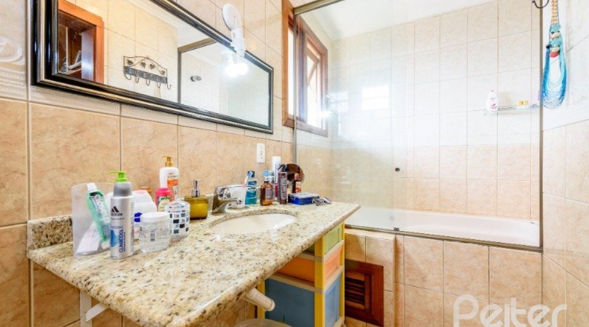 Casa em Condomínio à venda com 252m², 3 dormitórios, 1 suíte, 3 vagas, no bairro Tristeza em Porto Alegre