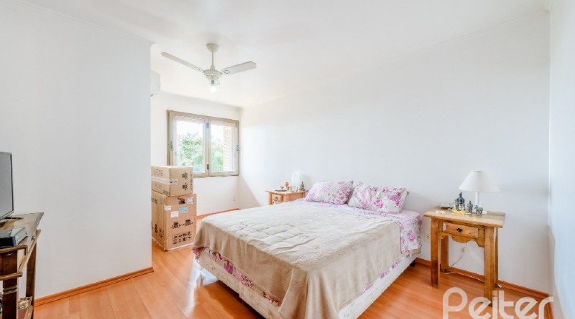 Casa em Condomínio à venda com 252m², 3 dormitórios, 1 suíte, 3 vagas, no bairro Tristeza em Porto Alegre