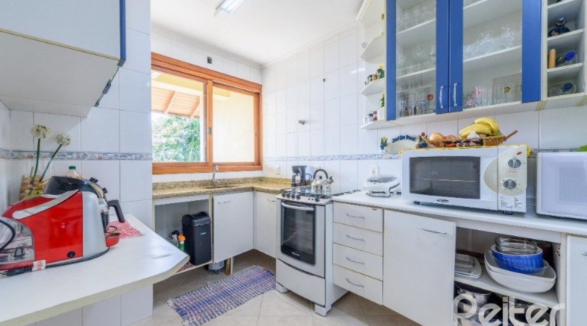 Casa em Condomínio à venda com 252m², 3 dormitórios, 1 suíte, 3 vagas, no bairro Tristeza em Porto Alegre