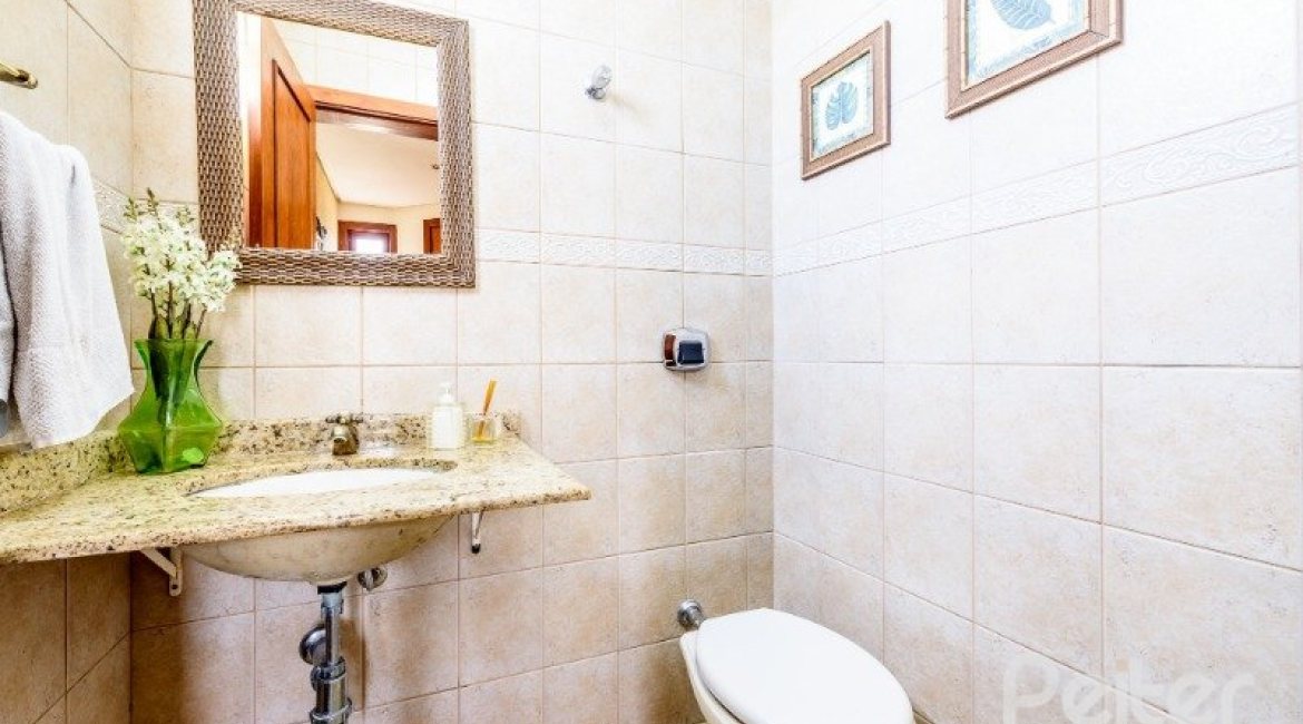 Casa em Condomínio à venda com 252m², 3 dormitórios, 1 suíte, 3 vagas, no bairro Tristeza em Porto Alegre