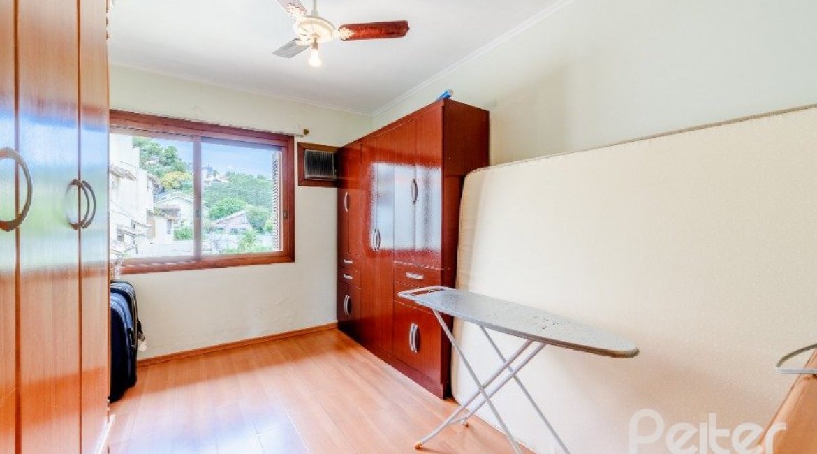 Casa em Condomínio à venda com 252m², 3 dormitórios, 1 suíte, 3 vagas, no bairro Tristeza em Porto Alegre