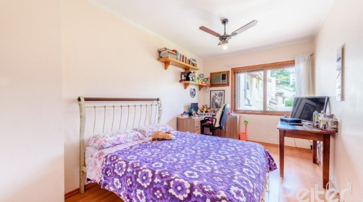 Casa em Condomínio à venda com 252m², 3 dormitórios, 1 suíte, 3 vagas, no bairro Tristeza em Porto Alegre