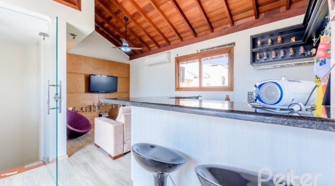 Casa em Condomínio à venda com 252m², 3 dormitórios, 1 suíte, 3 vagas, no bairro Tristeza em Porto Alegre