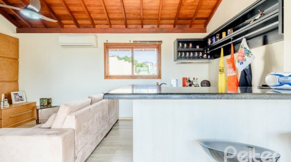 Casa em Condomínio à venda com 252m², 3 dormitórios, 1 suíte, 3 vagas, no bairro Tristeza em Porto Alegre