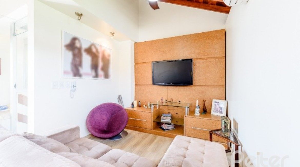 Casa em Condomínio à venda com 252m², 3 dormitórios, 1 suíte, 3 vagas, no bairro Tristeza em Porto Alegre