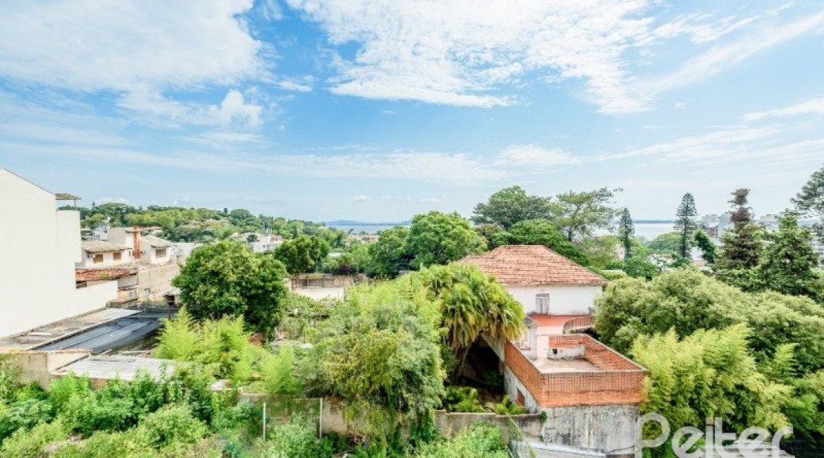 Casa em Condomínio à venda com 252m², 3 dormitórios, 1 suíte, 3 vagas, no bairro Tristeza em Porto Alegre