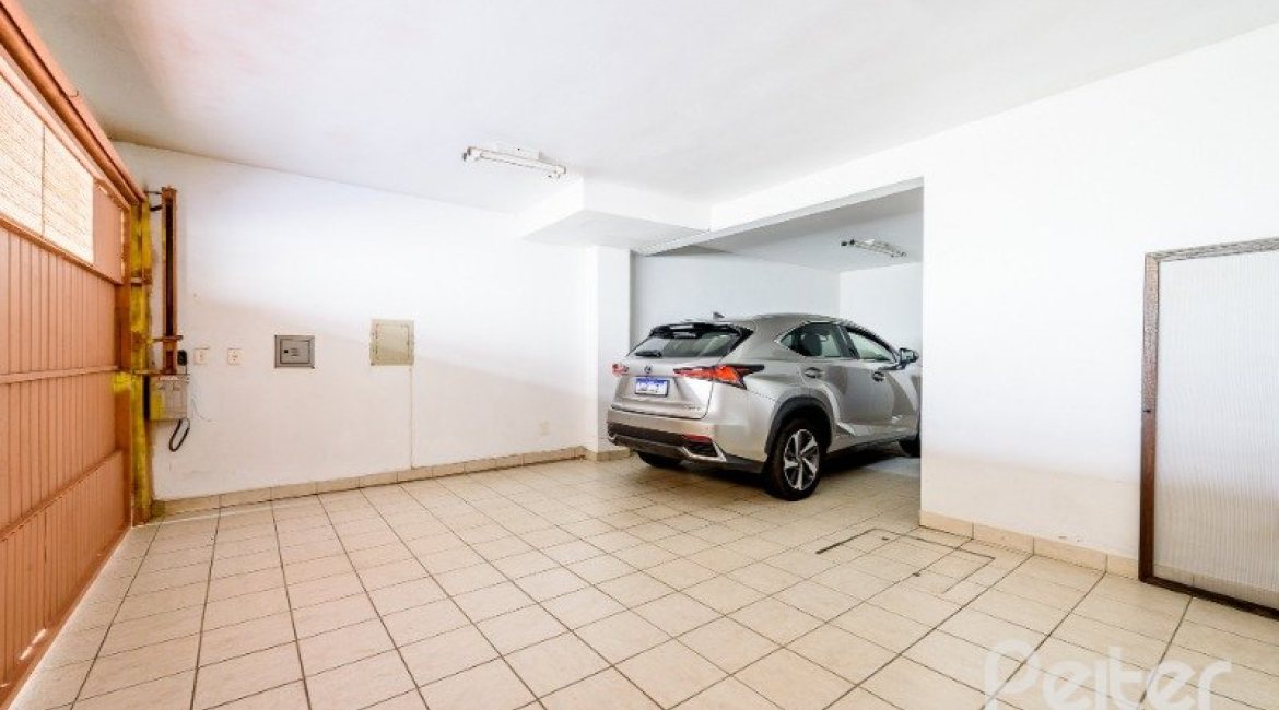 Casa em Condomínio à venda com 252m², 3 dormitórios, 1 suíte, 3 vagas, no bairro Tristeza em Porto Alegre