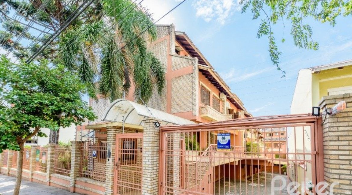 Casa em Condomínio à venda com 252m², 3 dormitórios, 1 suíte, 3 vagas, no bairro Tristeza em Porto Alegre