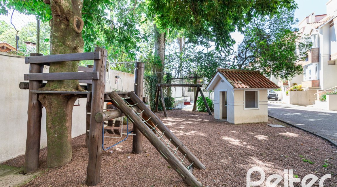 Casa em Condomínio à venda com 250m², 3 dormitórios, 1 suíte, 3 vagas, no bairro Tristeza em PORTO ALEGRE