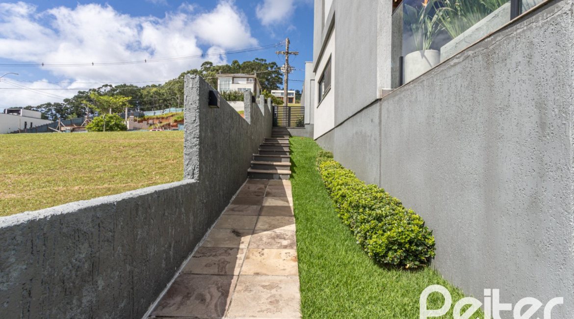 Casa em Condomínio à venda com 303m², 3 dormitórios, 3 suítes, 4 vagas, no bairro Alphaville em PORTO ALEGRE