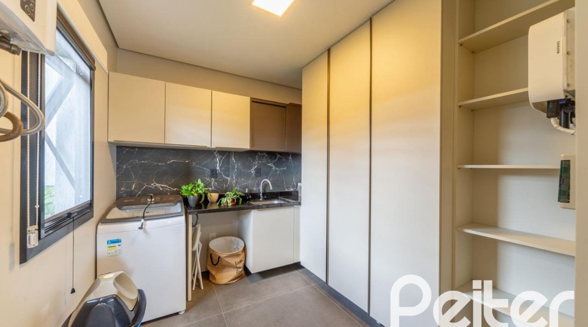 Casa em Condomínio à venda com 303m², 3 dormitórios, 3 suítes, 4 vagas, no bairro Alphaville em PORTO ALEGRE