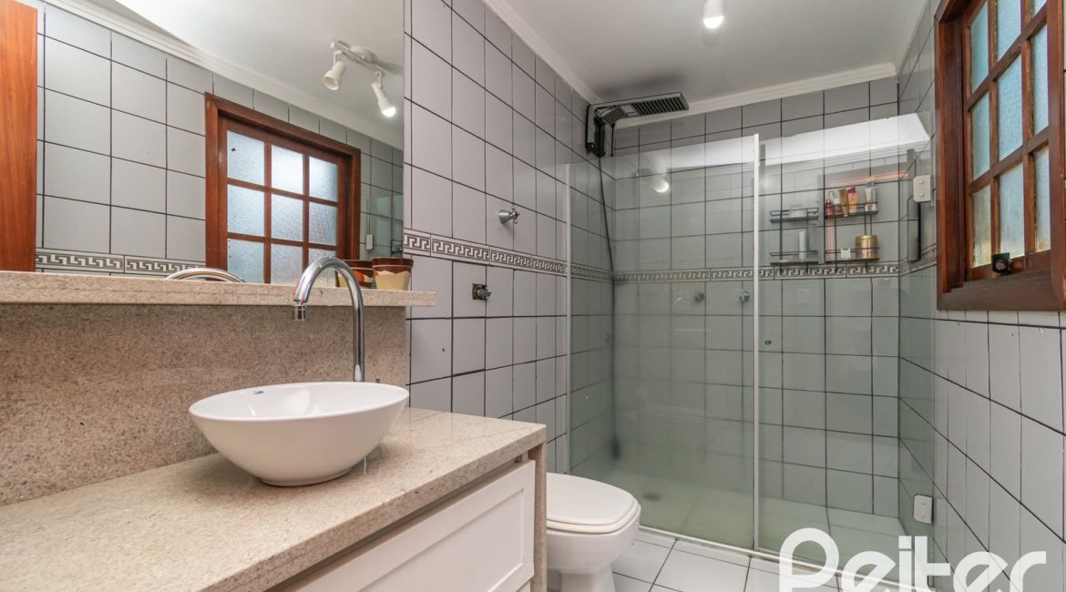 Casa à venda com 279m², 4 dormitórios, 1 suíte, 4 vagas, no bairro Jardim Isabel em Porto Alegre