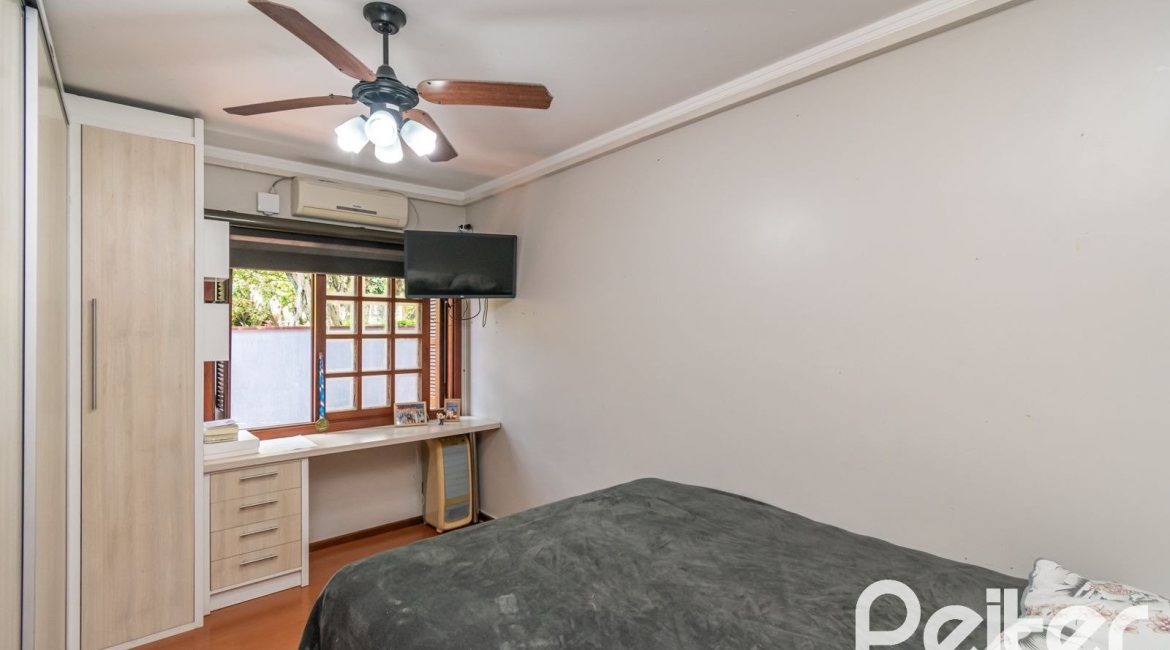 Casa à venda com 279m², 4 dormitórios, 1 suíte, 4 vagas, no bairro Jardim Isabel em Porto Alegre