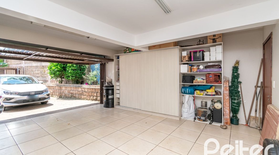 Casa à venda com 279m², 4 dormitórios, 1 suíte, 4 vagas, no bairro Jardim Isabel em Porto Alegre