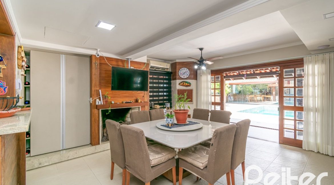 Casa à venda com 279m², 4 dormitórios, 1 suíte, 4 vagas, no bairro Jardim Isabel em Porto Alegre