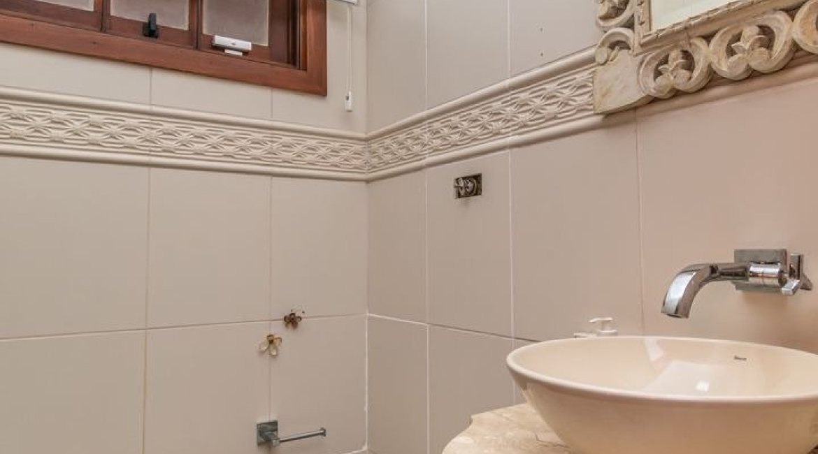 Casa à venda com 279m², 4 dormitórios, 1 suíte, 4 vagas, no bairro Jardim Isabel em Porto Alegre