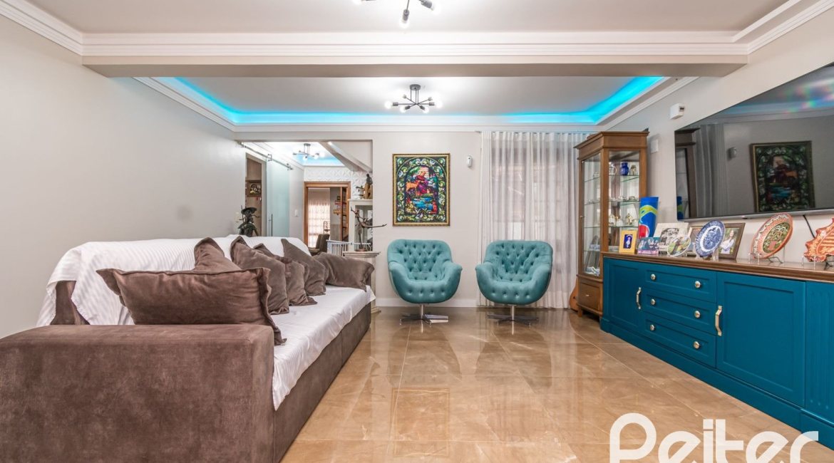 Casa à venda com 279m², 4 dormitórios, 1 suíte, 4 vagas, no bairro Jardim Isabel em Porto Alegre