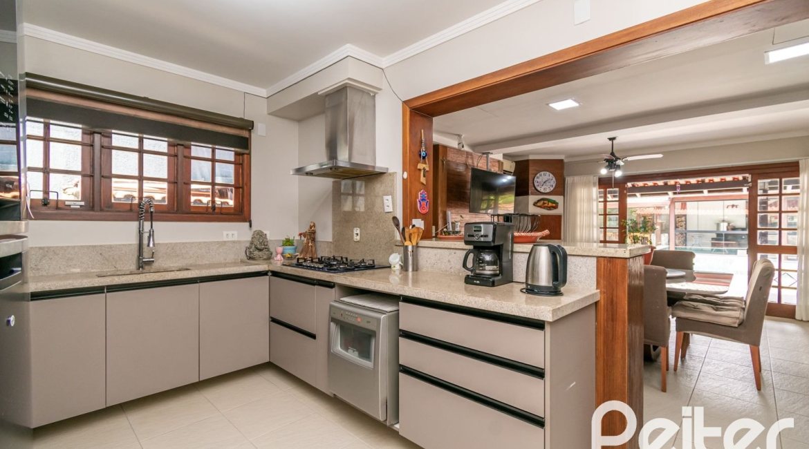 Casa à venda com 279m², 4 dormitórios, 1 suíte, 4 vagas, no bairro Jardim Isabel em Porto Alegre