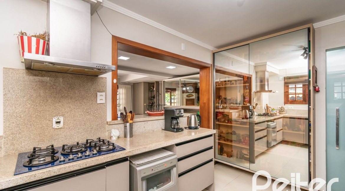 Casa à venda com 279m², 4 dormitórios, 1 suíte, 4 vagas, no bairro Jardim Isabel em Porto Alegre