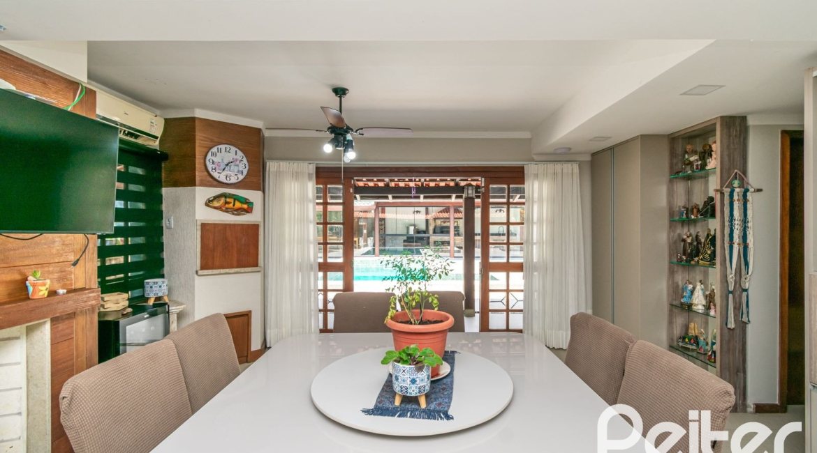 Casa à venda com 279m², 4 dormitórios, 1 suíte, 4 vagas, no bairro Jardim Isabel em Porto Alegre