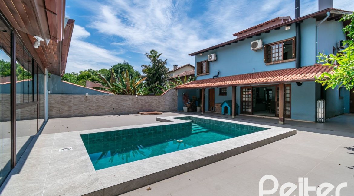 Casa à venda com 279m², 4 dormitórios, 1 suíte, 4 vagas, no bairro Jardim Isabel em Porto Alegre