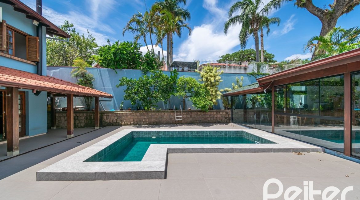Casa à venda com 279m², 4 dormitórios, 1 suíte, 4 vagas, no bairro Jardim Isabel em Porto Alegre
