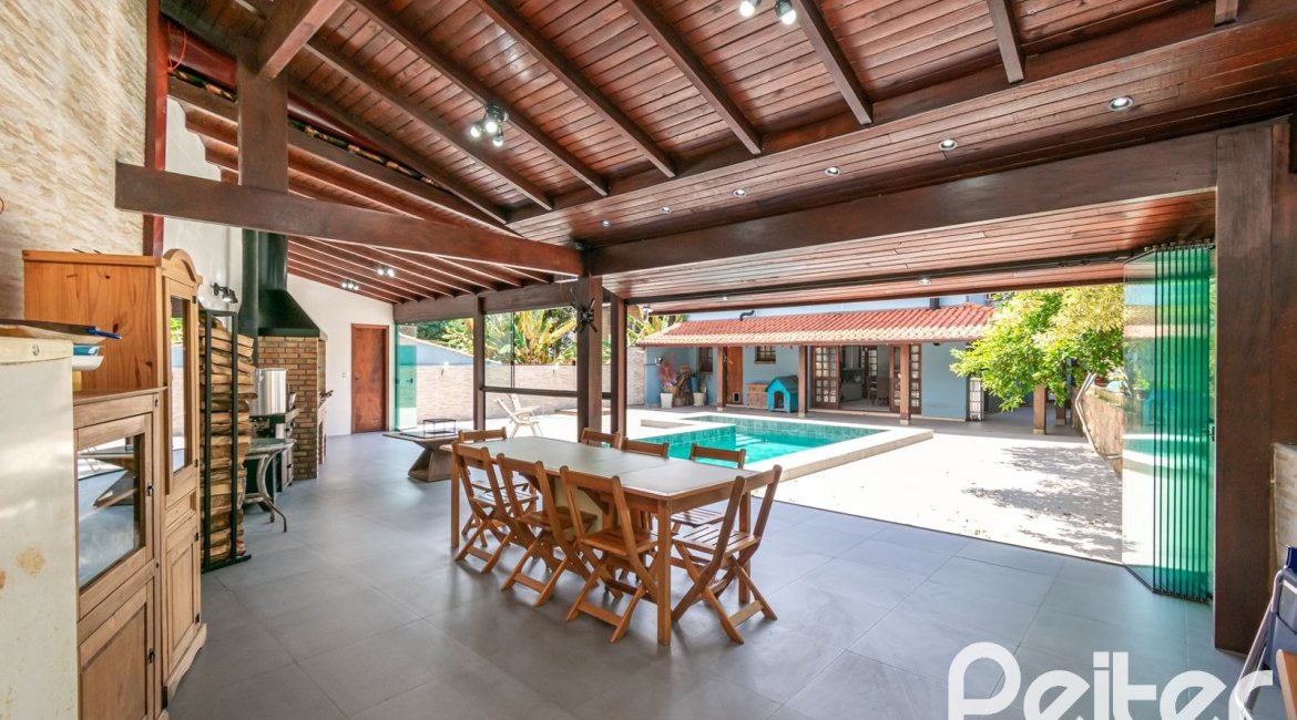 Casa à venda com 279m², 4 dormitórios, 1 suíte, 4 vagas, no bairro Jardim Isabel em Porto Alegre