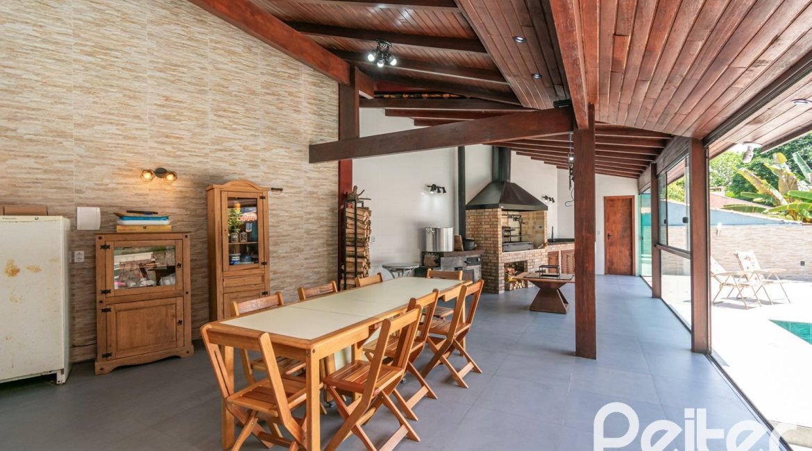 Casa à venda com 279m², 4 dormitórios, 1 suíte, 4 vagas, no bairro Jardim Isabel em Porto Alegre