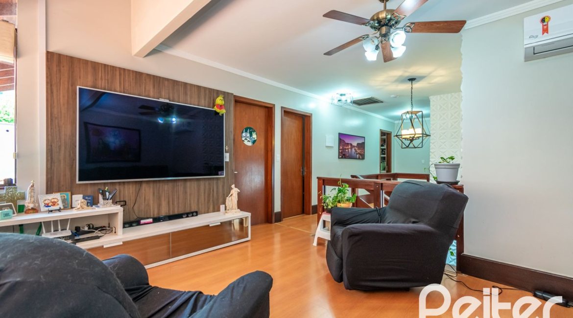 Casa à venda com 279m², 4 dormitórios, 1 suíte, 4 vagas, no bairro Jardim Isabel em Porto Alegre