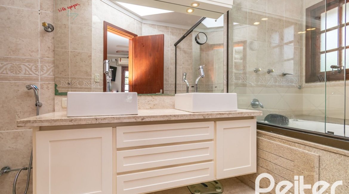 Casa à venda com 279m², 4 dormitórios, 1 suíte, 4 vagas, no bairro Jardim Isabel em Porto Alegre