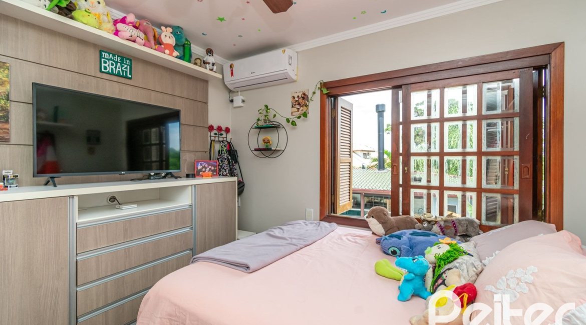 Casa à venda com 279m², 4 dormitórios, 1 suíte, 4 vagas, no bairro Jardim Isabel em Porto Alegre