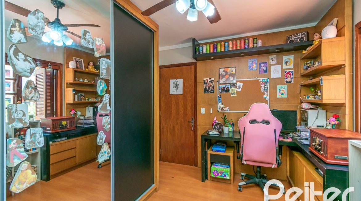 Casa à venda com 279m², 4 dormitórios, 1 suíte, 4 vagas, no bairro Jardim Isabel em Porto Alegre