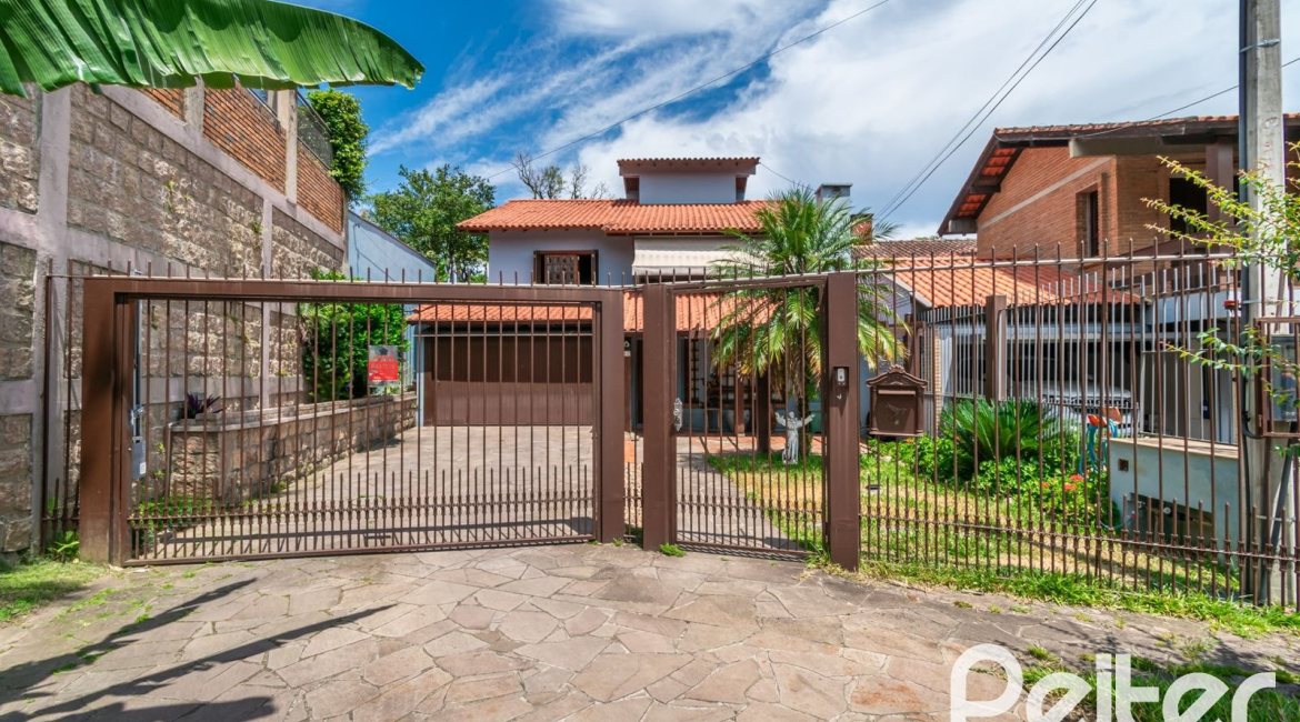 Casa à venda com 279m², 4 dormitórios, 1 suíte, 4 vagas, no bairro Jardim Isabel em Porto Alegre