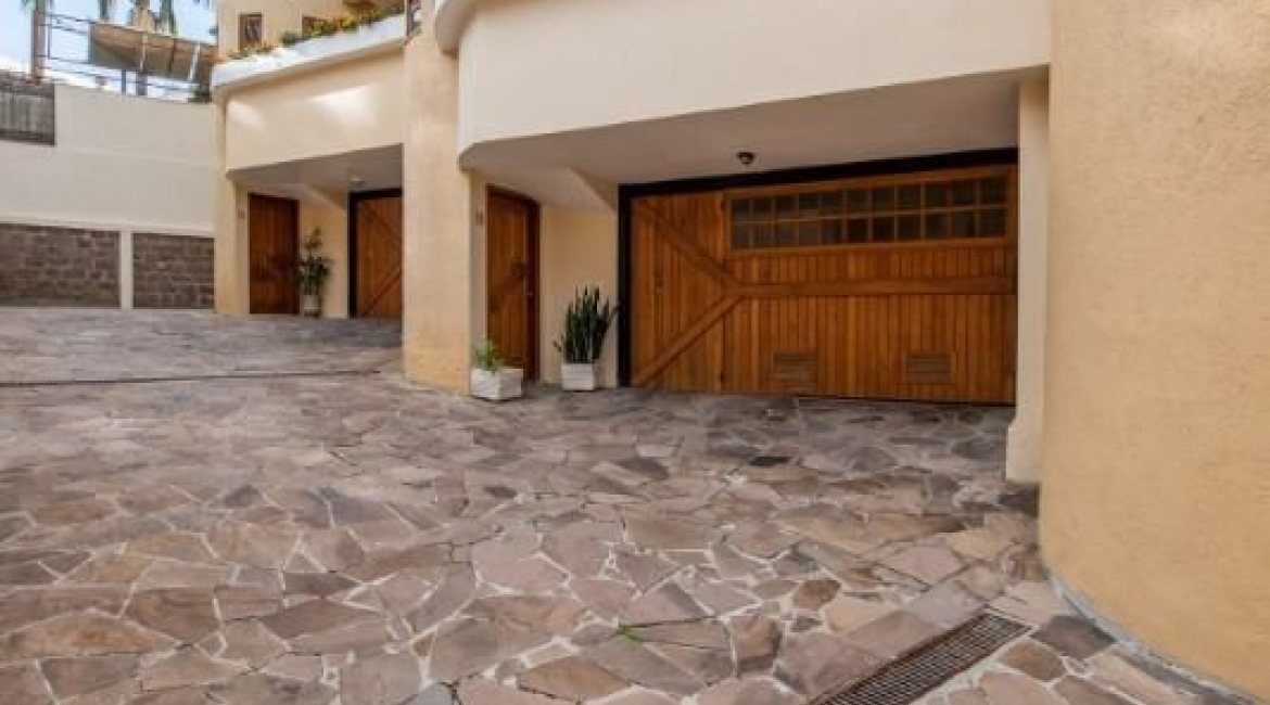 Casa em Condomínio à venda com 240m², 3 dormitórios, 1 suíte, 2 vagas, no bairro Jardim Isabel em Porto Alegre