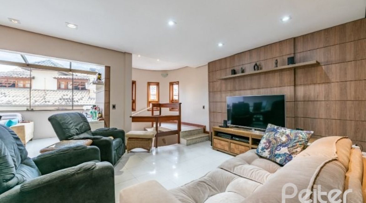 Casa em Condomínio à venda com 240m², 3 dormitórios, 1 suíte, 2 vagas, no bairro Jardim Isabel em Porto Alegre