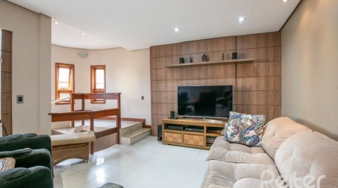 Casa em Condomínio à venda com 240m², 3 dormitórios, 1 suíte, 2 vagas, no bairro Jardim Isabel em Porto Alegre