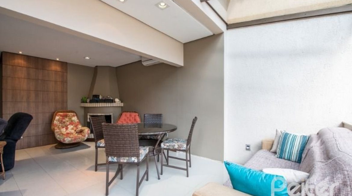 Casa em Condomínio à venda com 240m², 3 dormitórios, 1 suíte, 2 vagas, no bairro Jardim Isabel em Porto Alegre