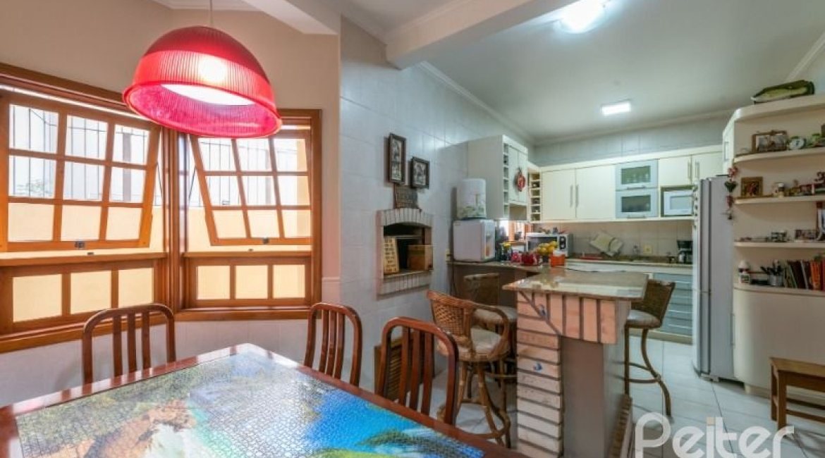 Casa em Condomínio à venda com 240m², 3 dormitórios, 1 suíte, 2 vagas, no bairro Jardim Isabel em Porto Alegre