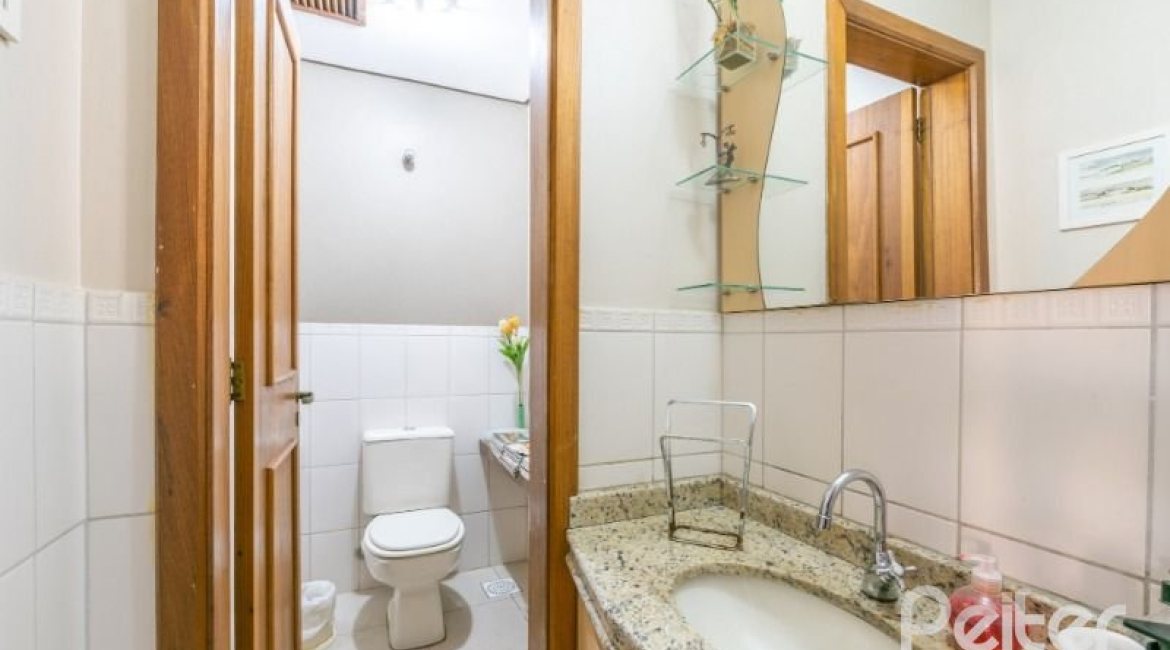 Casa em Condomínio à venda com 240m², 3 dormitórios, 1 suíte, 2 vagas, no bairro Jardim Isabel em Porto Alegre