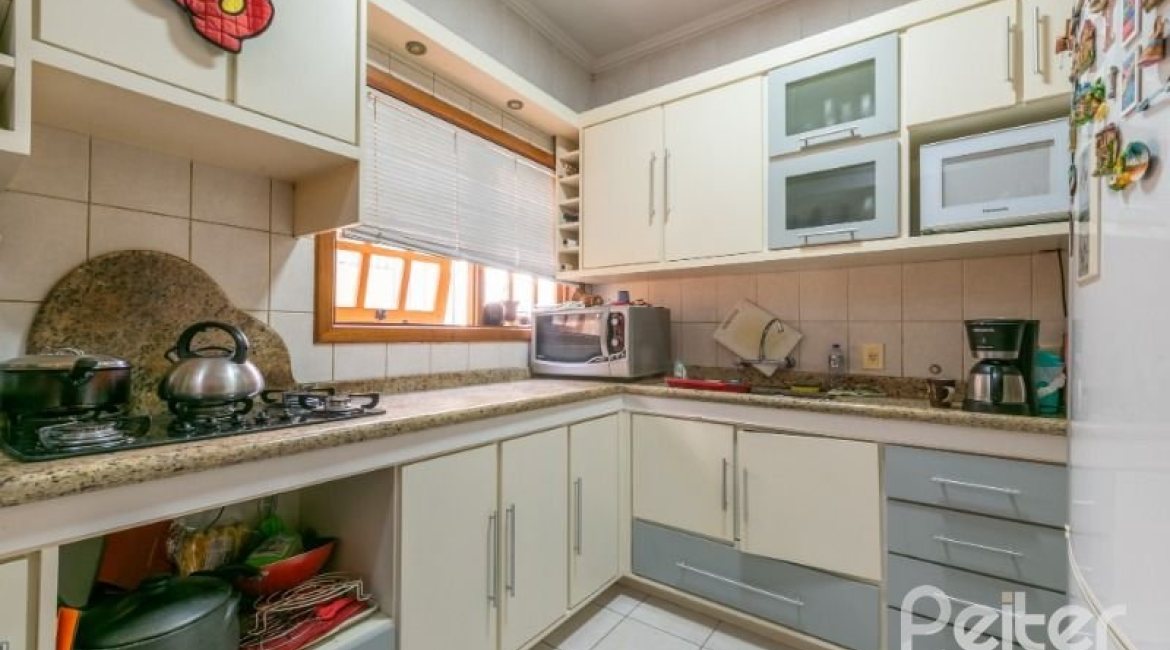 Casa em Condomínio à venda com 240m², 3 dormitórios, 1 suíte, 2 vagas, no bairro Jardim Isabel em Porto Alegre