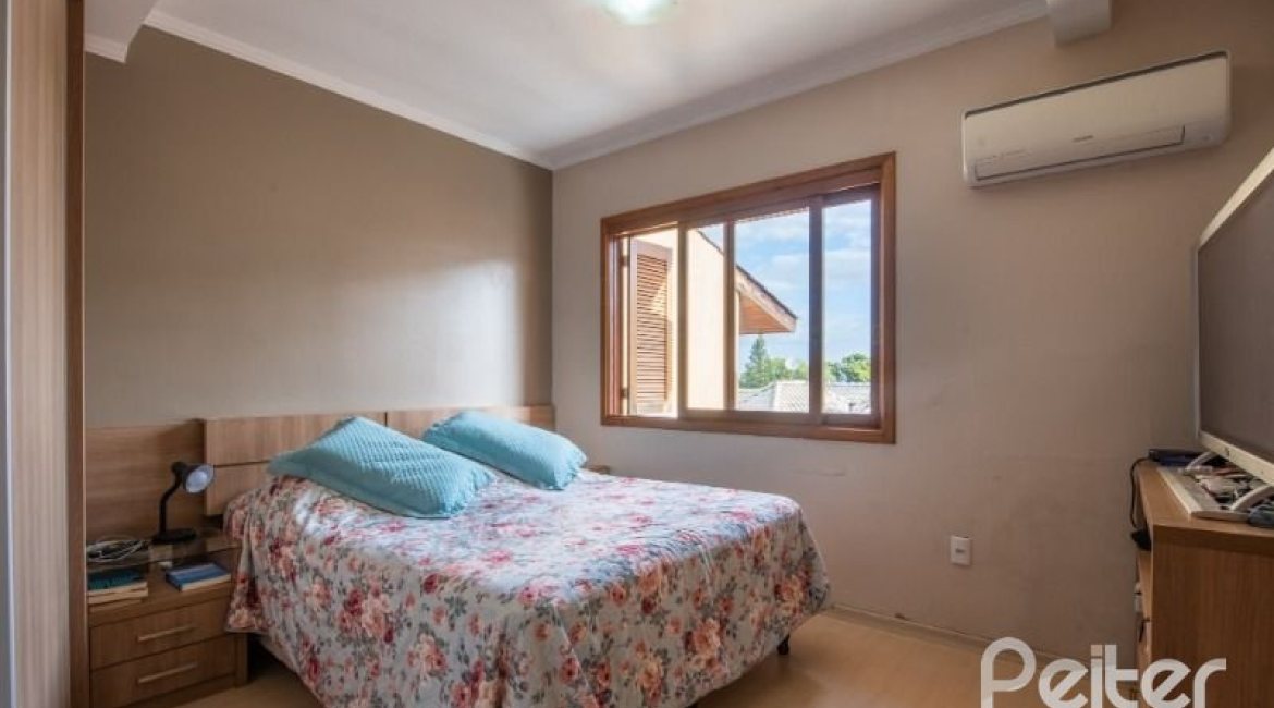 Casa em Condomínio à venda com 240m², 3 dormitórios, 1 suíte, 2 vagas, no bairro Jardim Isabel em Porto Alegre