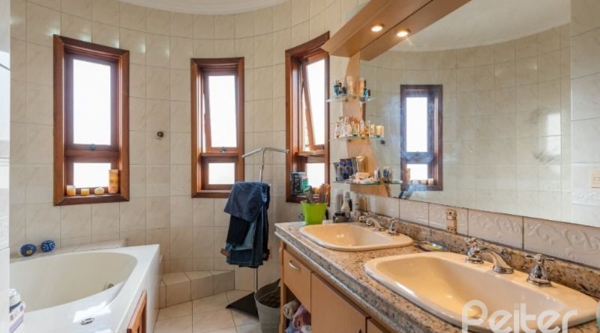 Casa em Condomínio à venda com 240m², 3 dormitórios, 1 suíte, 2 vagas, no bairro Jardim Isabel em Porto Alegre