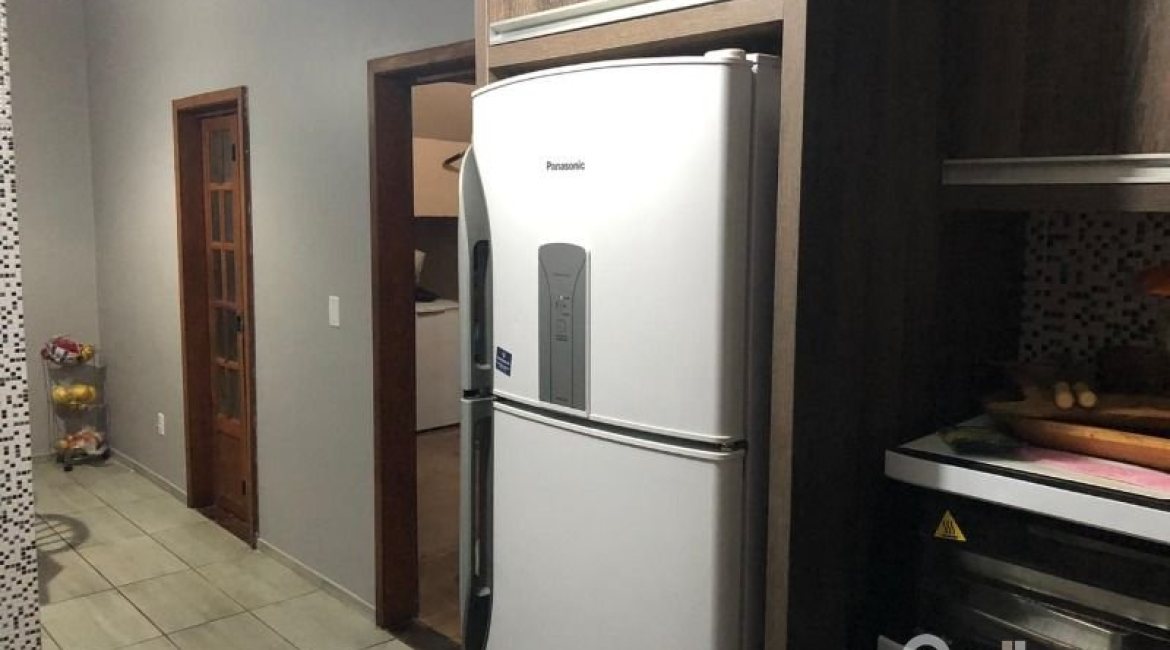 Casa à venda com 159m², 3 dormitórios, 1 suíte, 3 vagas, no bairro Ipanema / Altos Do Ipê em Porto Alegre