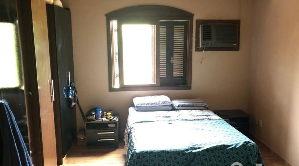 Casa à venda com 159m², 3 dormitórios, 1 suíte, 3 vagas, no bairro Ipanema / Altos Do Ipê em Porto Alegre