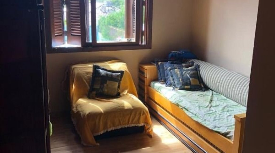 Casa à venda com 159m², 3 dormitórios, 1 suíte, 3 vagas, no bairro Ipanema / Altos Do Ipê em Porto Alegre