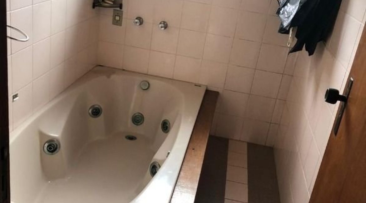 Casa à venda com 159m², 3 dormitórios, 1 suíte, 3 vagas, no bairro Ipanema / Altos Do Ipê em Porto Alegre