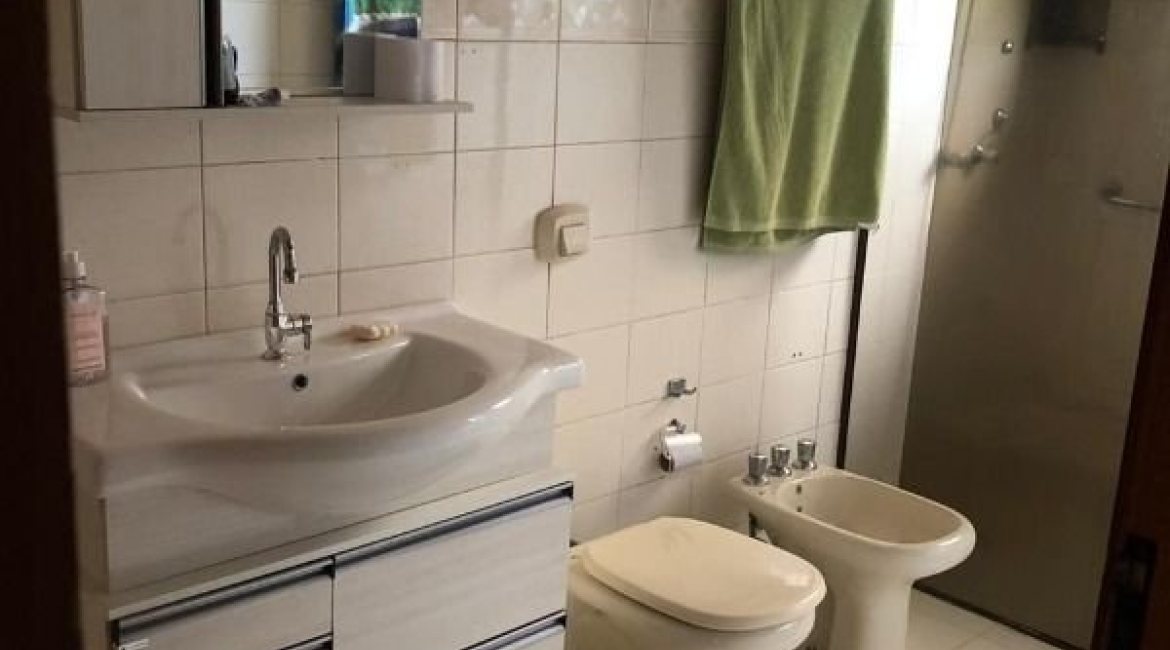 Casa à venda com 159m², 3 dormitórios, 1 suíte, 3 vagas, no bairro Ipanema / Altos Do Ipê em Porto Alegre